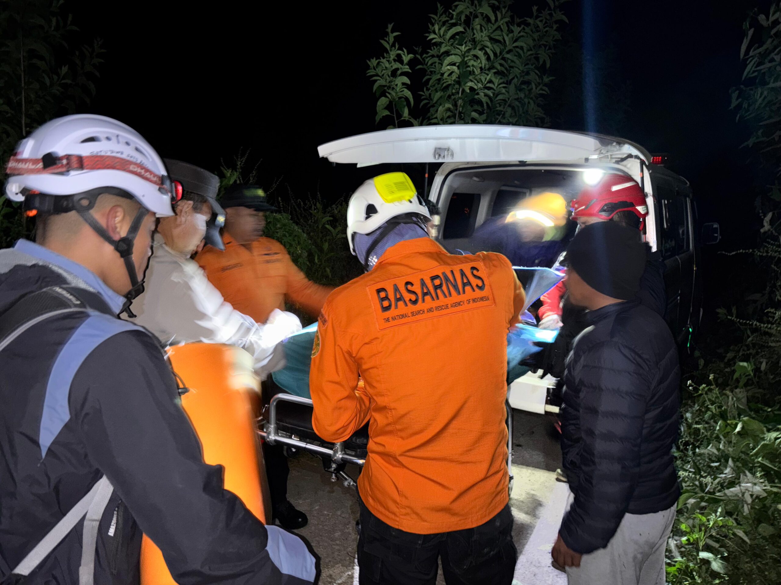 Tim SAR Evakuasi Korban Hipotermia di Bukit Savana Dandaun