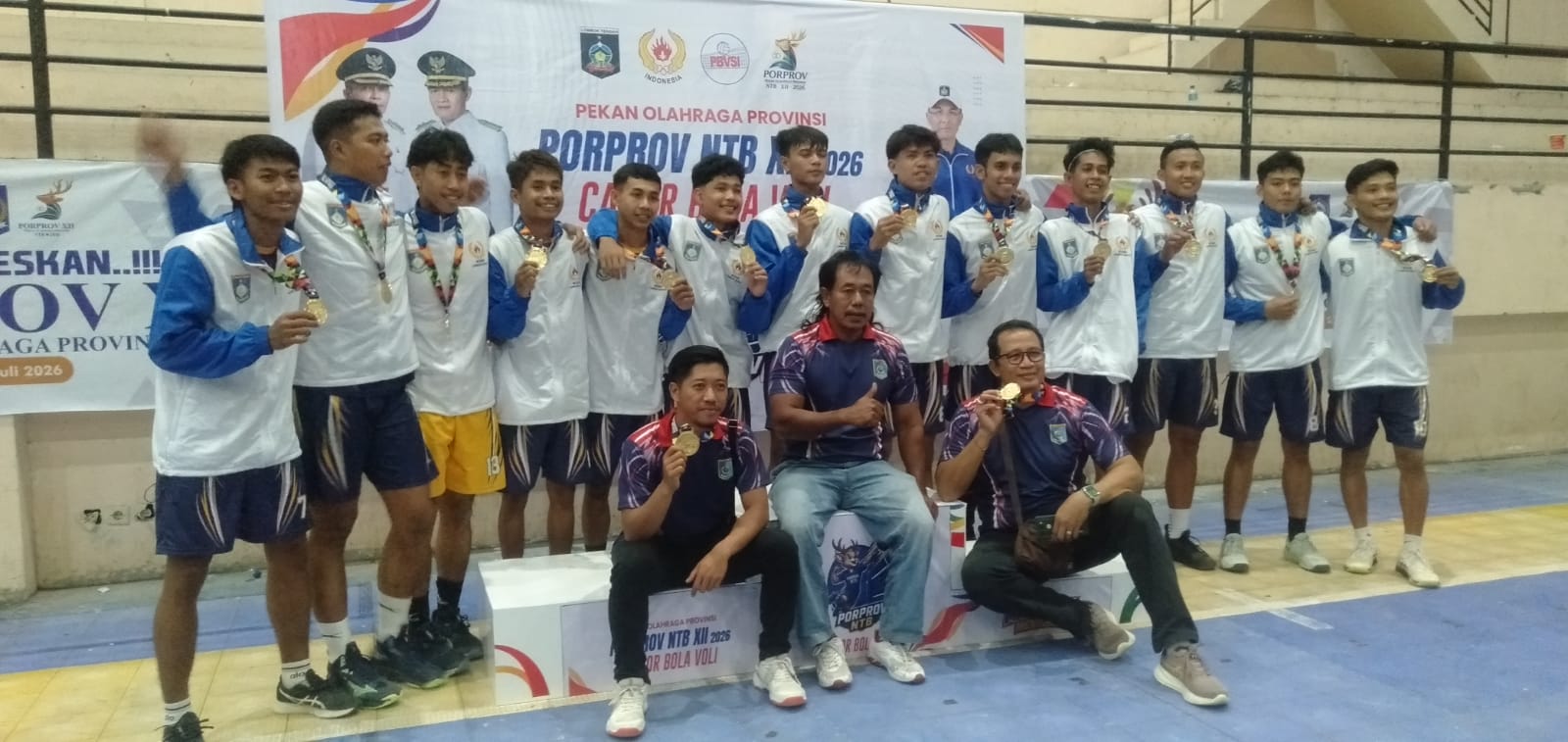 Tim Bola Voli Putra Lombok Barat Berhasil Meraih Medali Emas