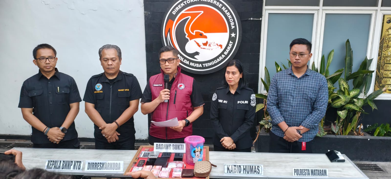 Operasi Gabungan Polda NTB Gerebek Dugaan Sarang Narkoba di Mataram, Sabu 51,58 Gram Disita